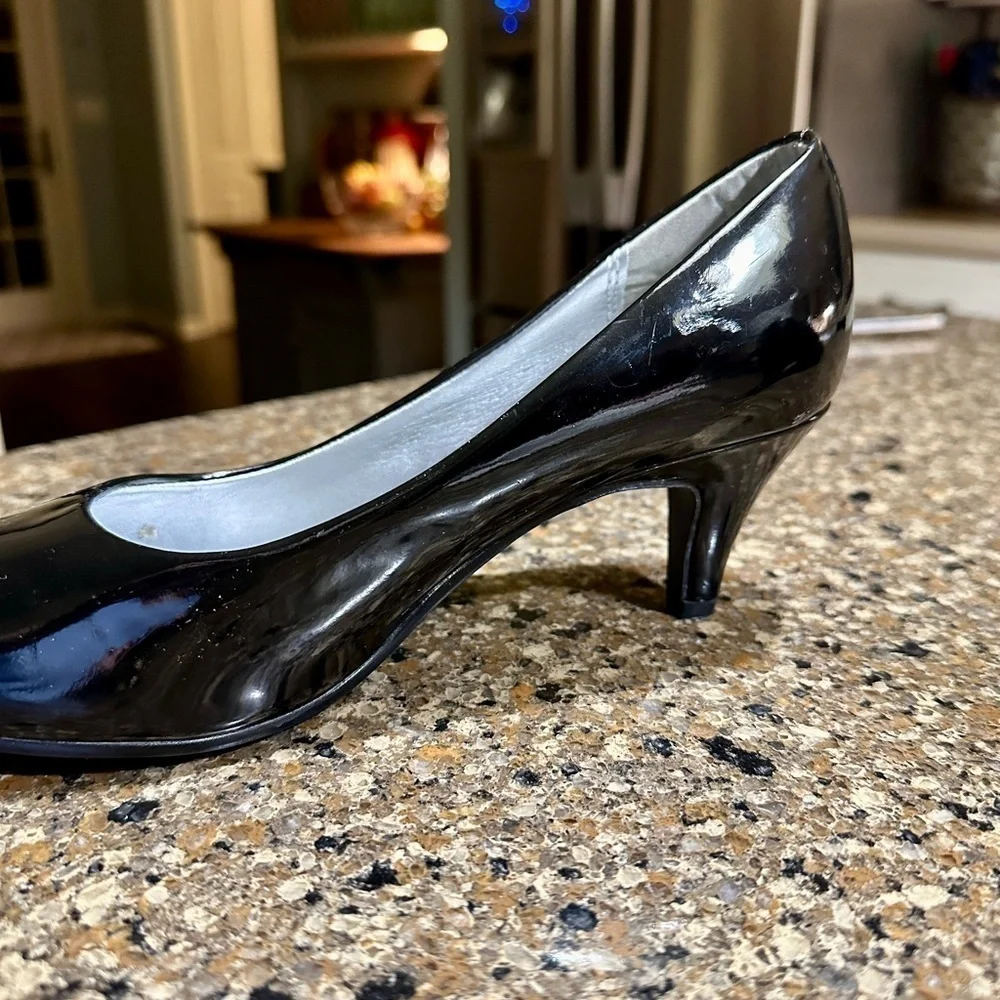 JACLYN SMITH, NWOT, WOMENS, BLACK PATENT HEELS. ALL MANMADE MATERIALS. SIZE 8W